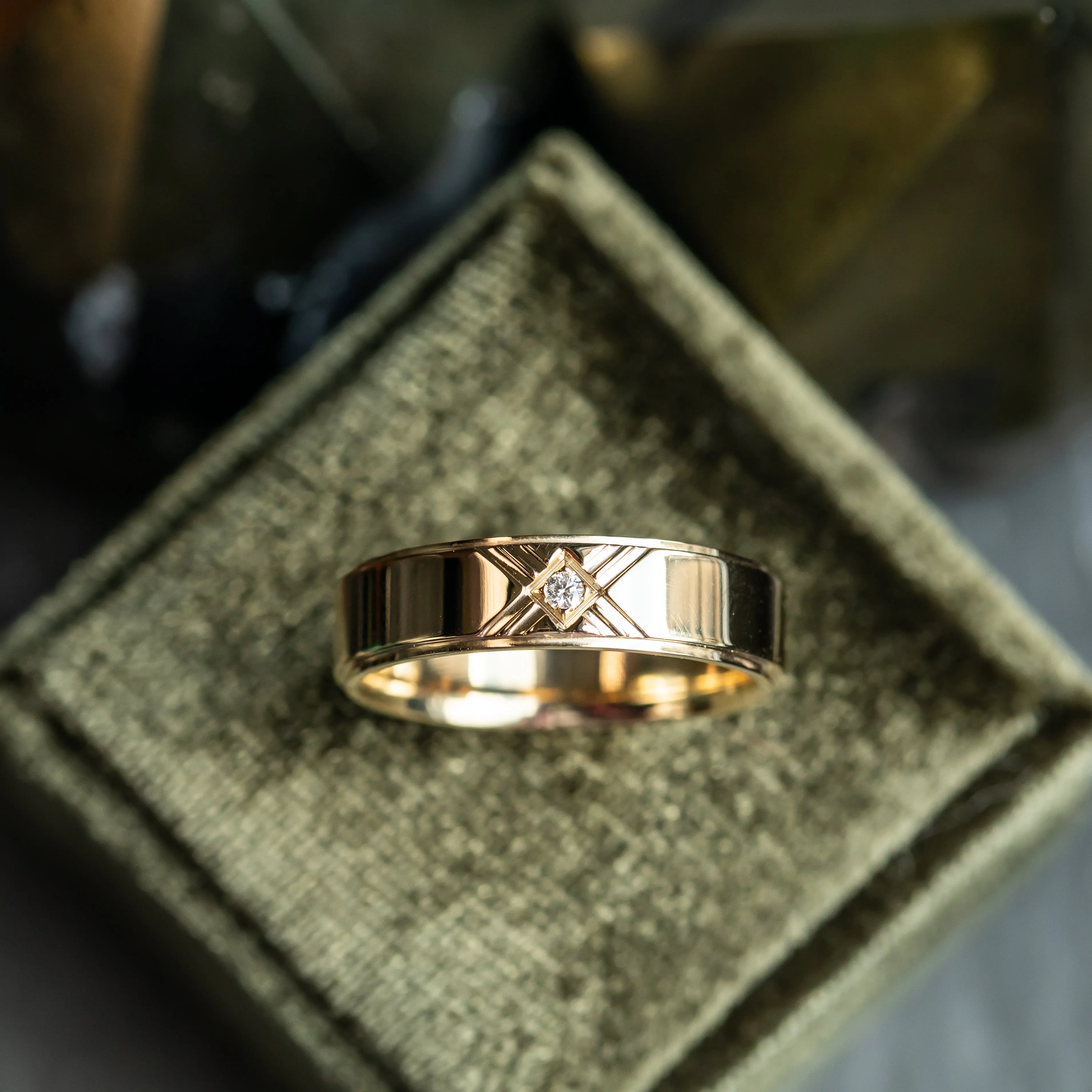 Modern Mountain Peak Diamond - 6mm Band