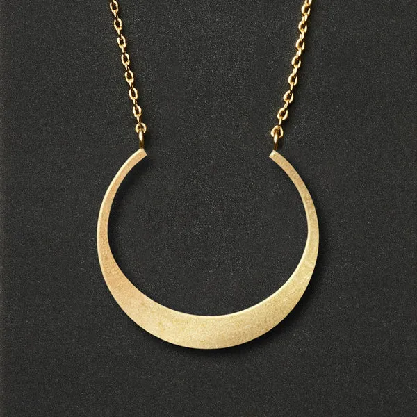 Refined Necklace in Crescent/Gold